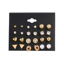 Load image into Gallery viewer, Heart Stud Earrings <3